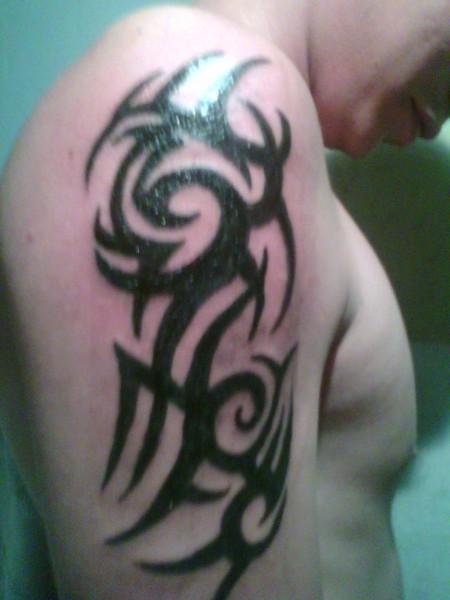 Tatuaje de tribal masculino