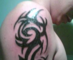 Tatuaje de tribal masculino