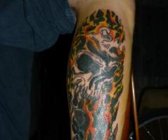 Tatuaje de calavera entre llamas