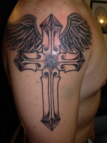 Schöne Tattoo auf dem Arm eines Kreuzes mit zwei Engelsflügeln