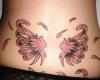Neugierig Tattoo auf dem Rücken mit zwei Flügeln zupfen