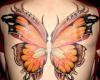 Schöne Tattoo auf dem Rücken einer großen Orange Flügel Schmetterling