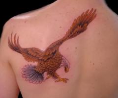 Farbe Tattoo auf dem Rücken einer riesigen geflügelten Adler