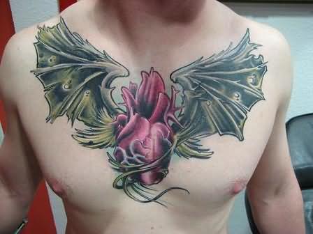 Tattoo auf der Brust ein Herz mit große grüne Flügel