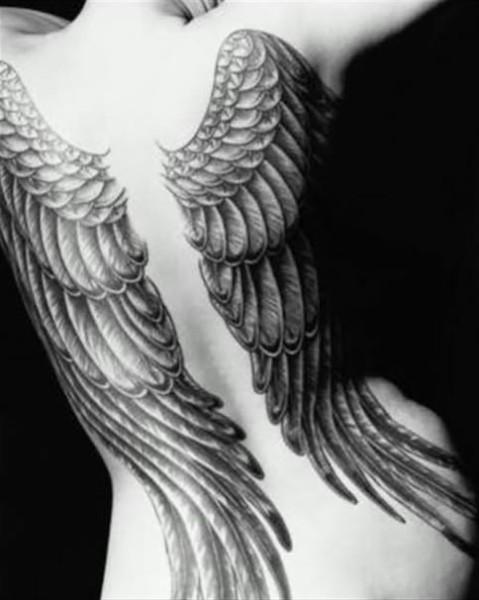 Große Tattoo auf der Rückseite der beiden gefiederten Engel Flügel