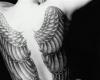 Große Tattoo auf der Rückseite der beiden gefiederten Engel Flügel