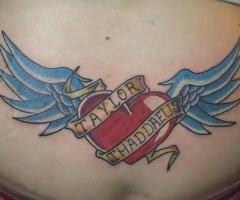 Schöne Tattoo Farbe in ein Herz mit einer Meldung und zwei Flügel