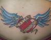 Schöne Tattoo Farbe in ein Herz mit einer Meldung und zwei Flügel