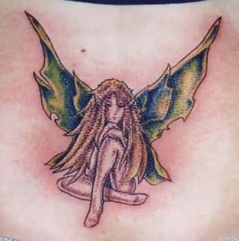 Kleine Tattoo von einer Fee mit grünen Flügeln