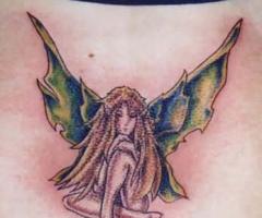 Kleine Tattoo von einer Fee mit grünen Flügeln