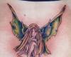 Kleine Tattoo von einer Fee mit grünen Flügeln