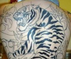 Tattoo von einem großen Tiger in schwarz und weiß auf der Rückseite