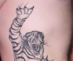 Riesige Tattoo von einem Tiger angegriffen mit seinen Krallen