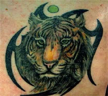 Kleine Farb-Tattoo von einem Tiger auf einem tribal