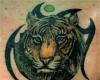 Kleine Farb-Tattoo von einem Tiger auf einem tribal