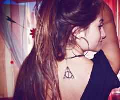 Tatuaje del simbolo de las Reliquias de la Muerte