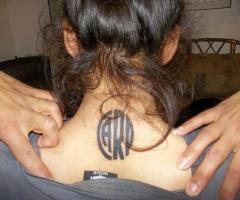 Tatuaje de River logo en la nuca