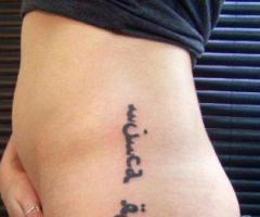 Frase en árabe tatuaje