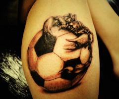 Tatuaje de pelota de futbol con cangreso