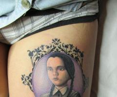 Tatuaje de Miércoles Addams color
