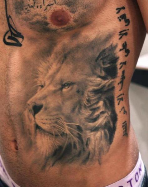 Tatuaje realista de León y letras chinas
