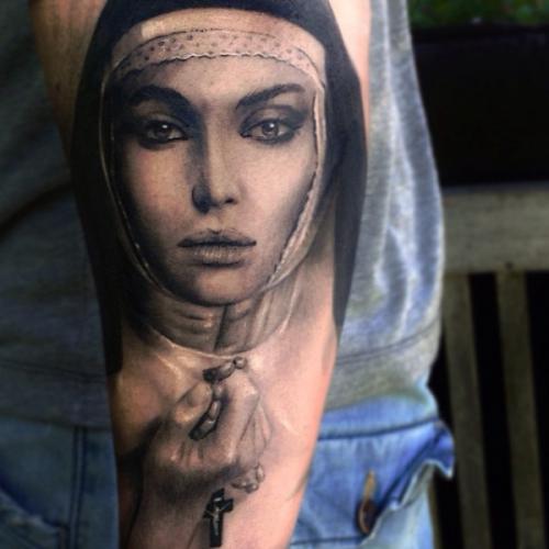 Tatuaje de Virgen realista