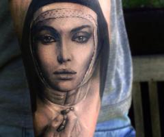 Tatuaje de Virgen realista