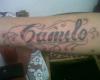Tatuaje de nombre Camilo en el brazo