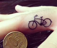 Isis Valverde y su foto de dedo tatuado