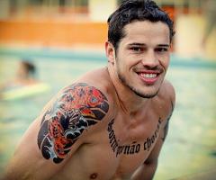 A tatuagem colorida o ator José Loreto o Darkson de Avenida Brasil