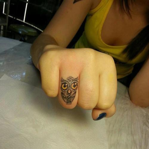 Tatuaje de Buho en el dedo