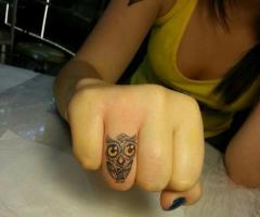 Tatuaje de Buho en el dedo
