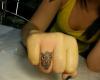 Tatuaje de Buho en el dedo