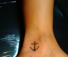 Ancla tatuada en el tobillo