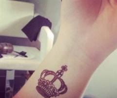 Tatuaje de Corona en la muñeca
