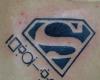 Tatuaje de superman y letras kriptonianas