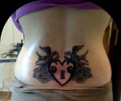 Tatuaje golondrinas corazones