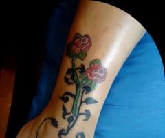 Tatuaje tribal y rosas