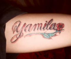 Tatuaje de rosa con nombre Yamila