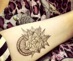 Tatuaje de rosa para mujeres