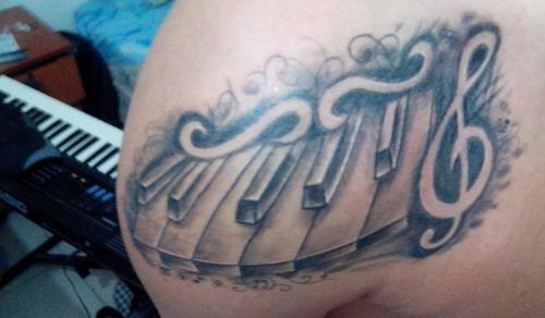 Tatuaje teclas de piano y clave de sol