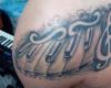 Tatuaje teclas de piano y clave de sol