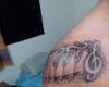 Tatuaje teclas de piano y clave de sol