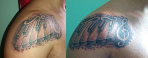 Tatuaje teclas de piano y clave de sol