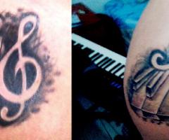 Tatuaje teclas de piano y clave de sol