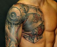 Excelente tatuaje de brazo completo biomecanico