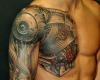 Excelente tatuaje de brazo completo biomecanico