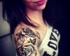 Hermoso brazo y hombro femenino tatuado con rosas