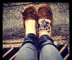 Me encantan las rosas rojas en los pies