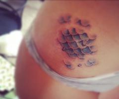 Mujer con escamas de sirena en su cuerpo